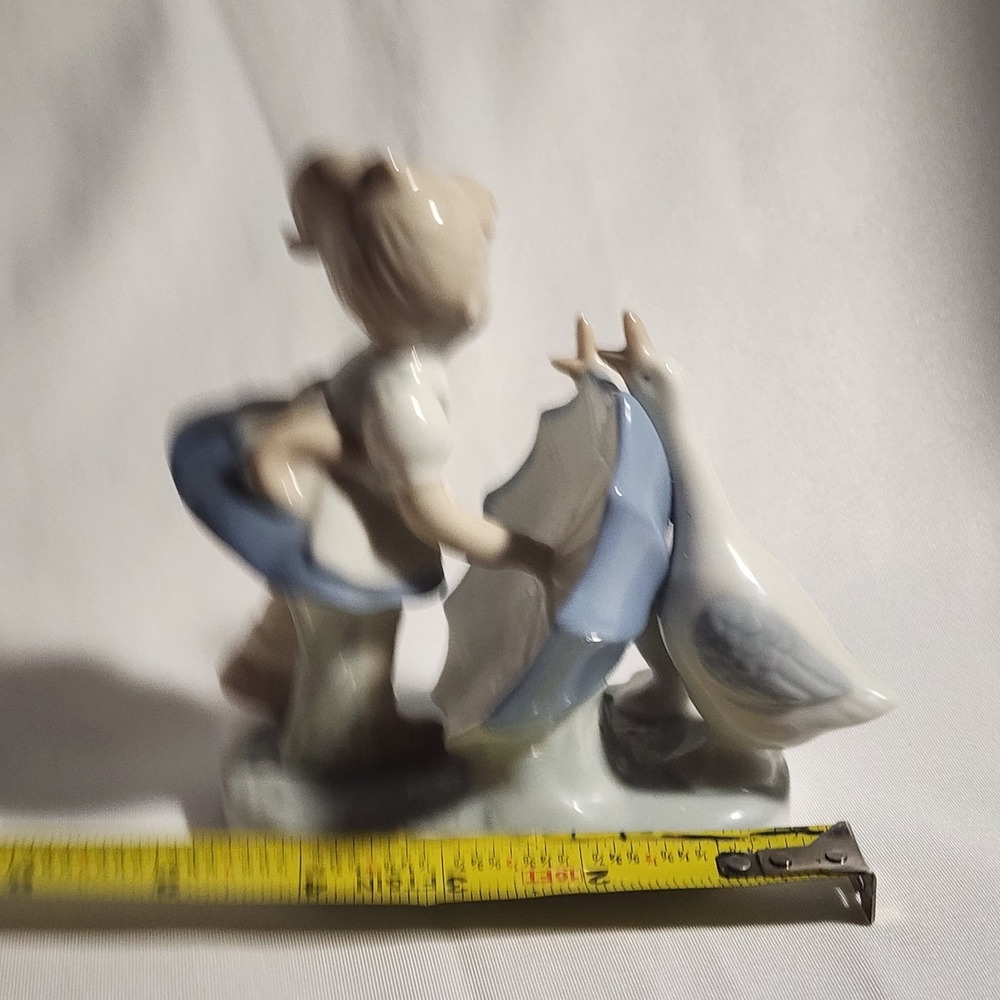Vintage Young Girl & Umbrella & Ducks Geese Porcelain Figurine‎ EUC Signed - Picture 6 of 7